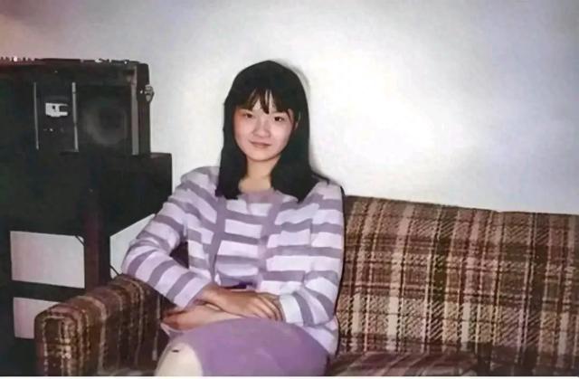 1980年，章含之女儿洪晃在北京留影，她19岁，相貌出众，气质不凡 